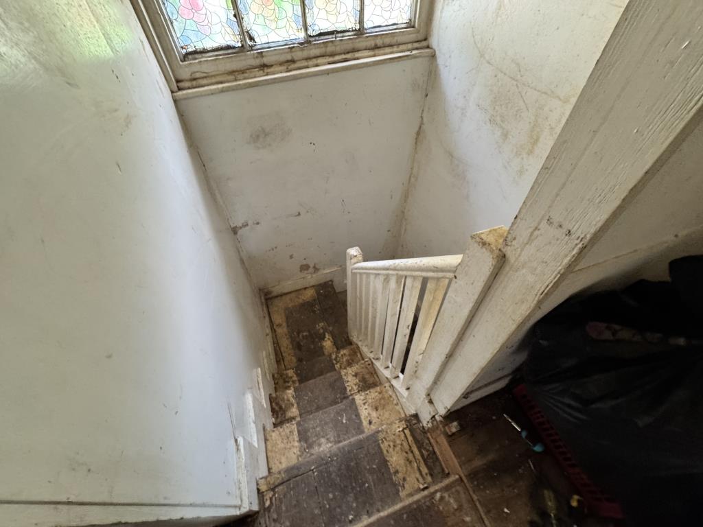 Lot: 14 - COMMERCIAL PREMISES WITH ONE-BEDROOM MAISONETTE - Stairs to flat